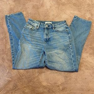 -Light wash mom jeans 
-Size 25
-Pacsun